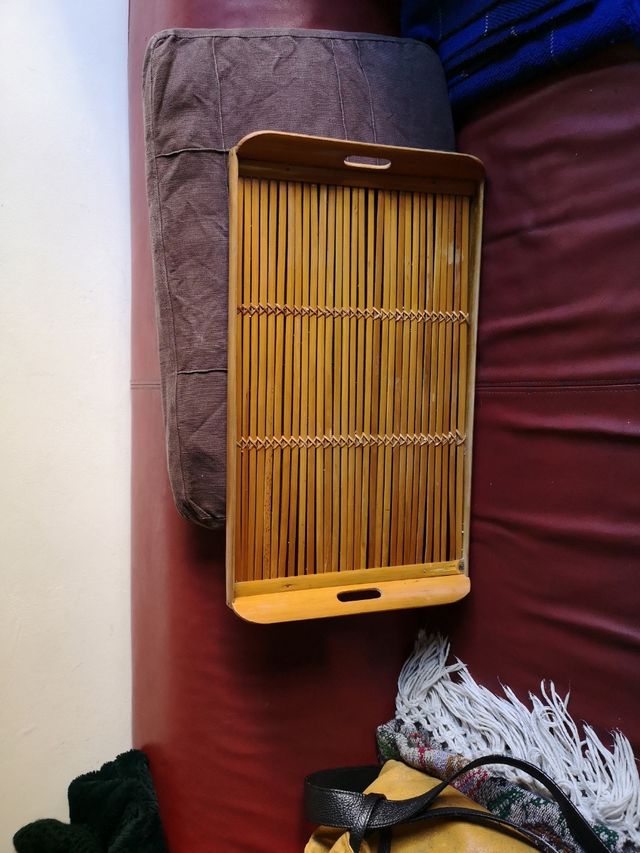 Vassoio in legno, fatto a mano, con manici molto leggeri.