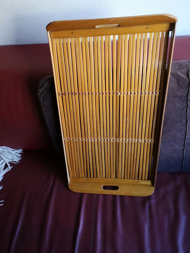 Vassoio in legno, fatto a mano, con manici molto leggeri.