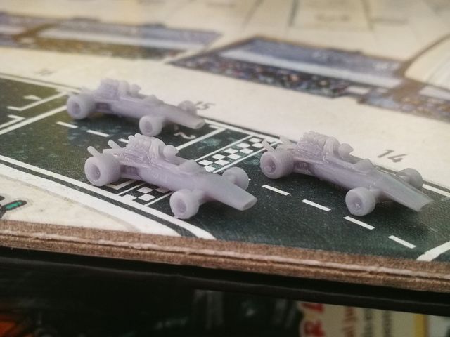 1 coche en miniatura para HEAT, sin pintar. 