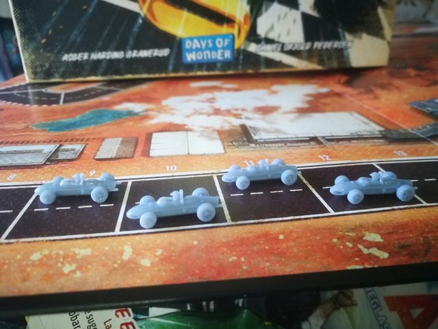 1 coche en miniatura para HEAT, sin pintar. 