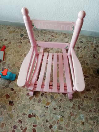mecedora infantil de color rosa 