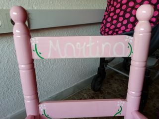 mecedora infantil de color rosa 
