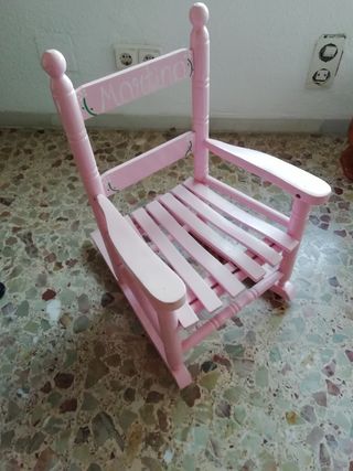 mecedora infantil de color rosa 