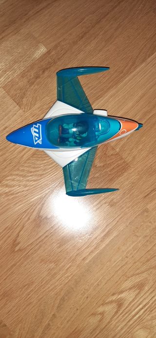 Miles del futuro con nave
