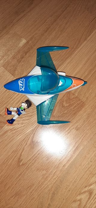 Miles del futuro con nave