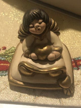 Angelo thun seduto su cuscino con cuore fuori prod