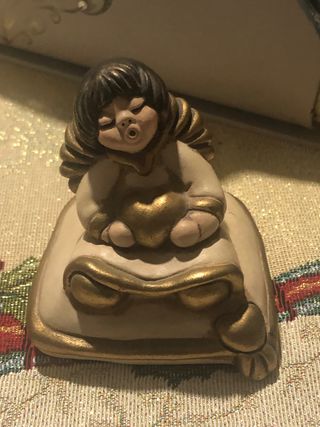 Angelo thun seduto su cuscino con cuore fuori prod