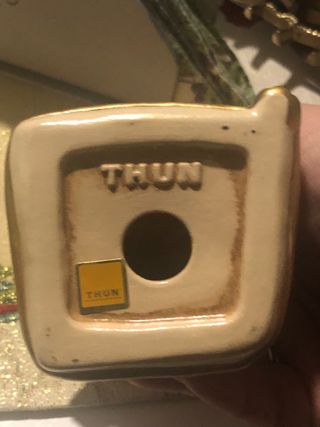 Angelo thun seduto su cuscino con cuore fuori prod