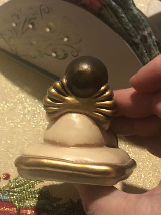 Angelo thun seduto su cuscino con cuore fuori prod