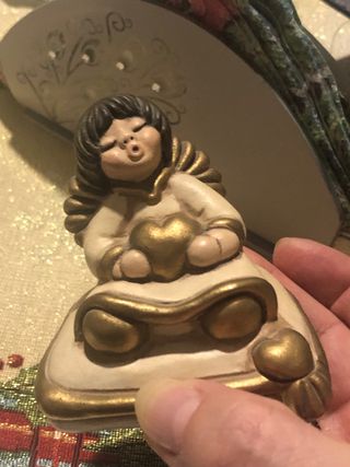 Angelo thun seduto su cuscino con cuore fuori prod