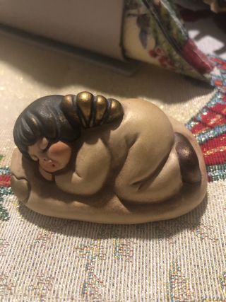 Angelo Thun che dorme con cuore oro su cuscino