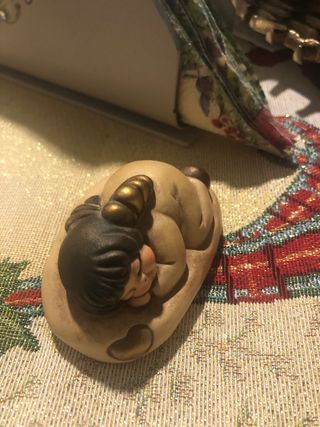 Angelo Thun che dorme con cuore oro su cuscino