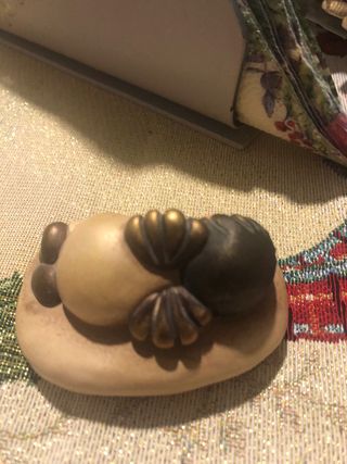 Angelo Thun che dorme con cuore oro su cuscino