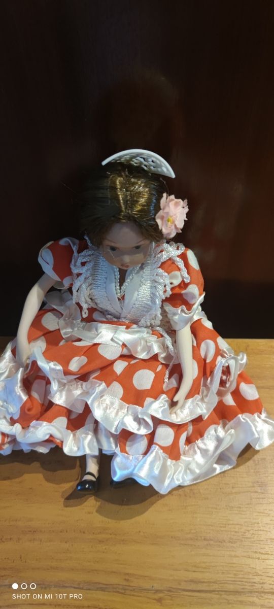 MUÑECA SEVILLANA DE PORCELANA
