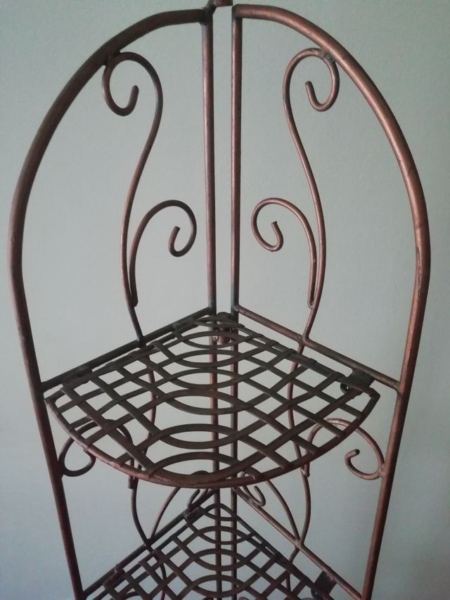 rinconera de forja. ( Rustica modena y cómoda.