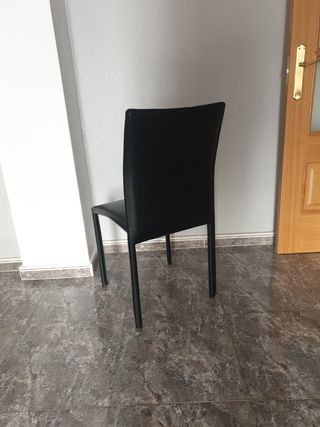 5 sillas de comedor negras de imitación de piel.