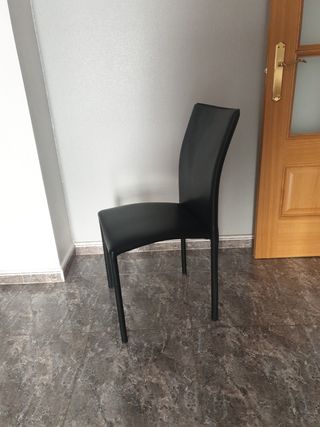 5 sillas de comedor negras de imitación de piel.