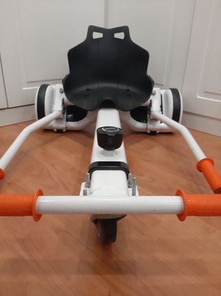 Patinete eléctrico Hoverboard con sillín.