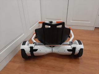 Patinete eléctrico Hoverboard con sillín.