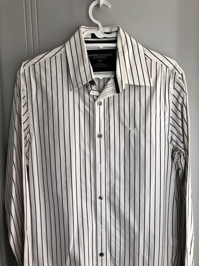 Camisa rayas American Eagle.