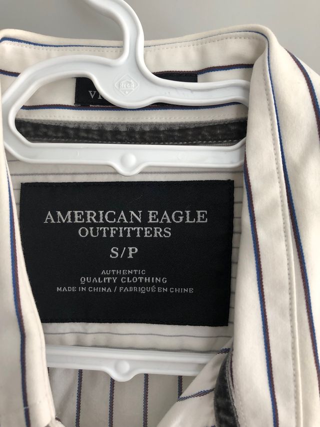 Camisa rayas American Eagle.