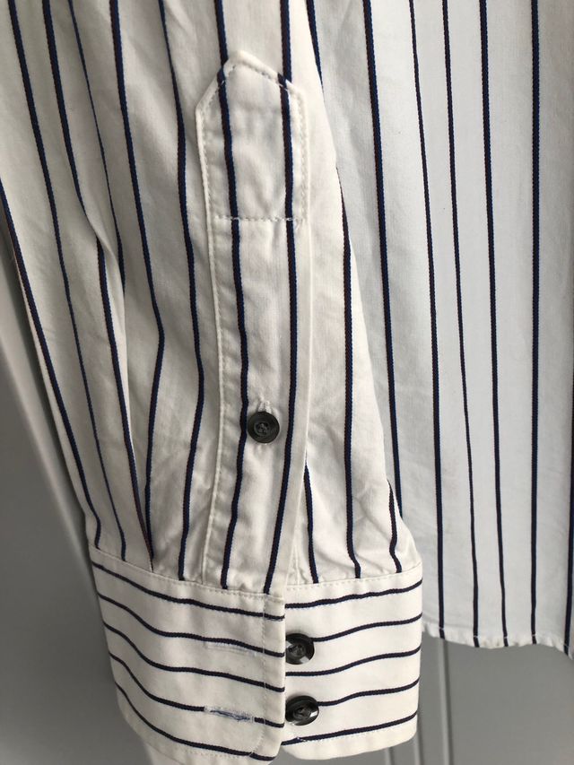 Camisa rayas American Eagle.