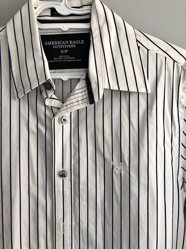 Camisa rayas American Eagle.