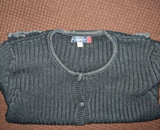 Preciosa camiseta con botones para niña