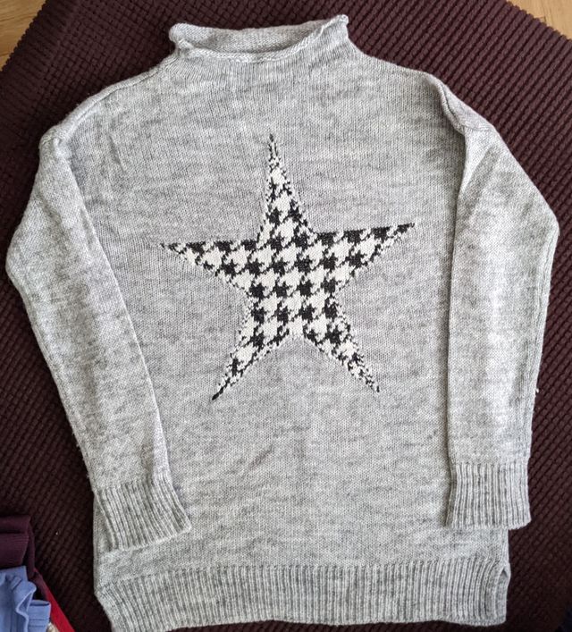 Preciosa camiseta para niña con cuello alto