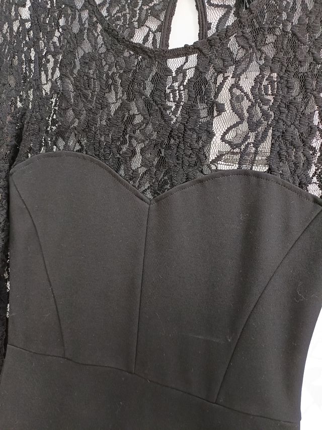 Vestido corto y ajustado con ETIQUETA