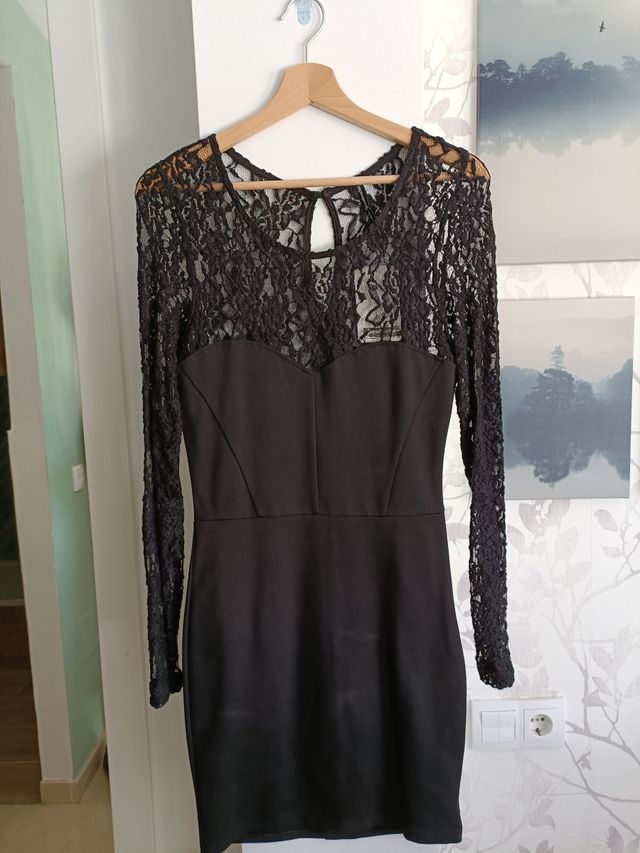 Vestido corto y ajustado con ETIQUETA