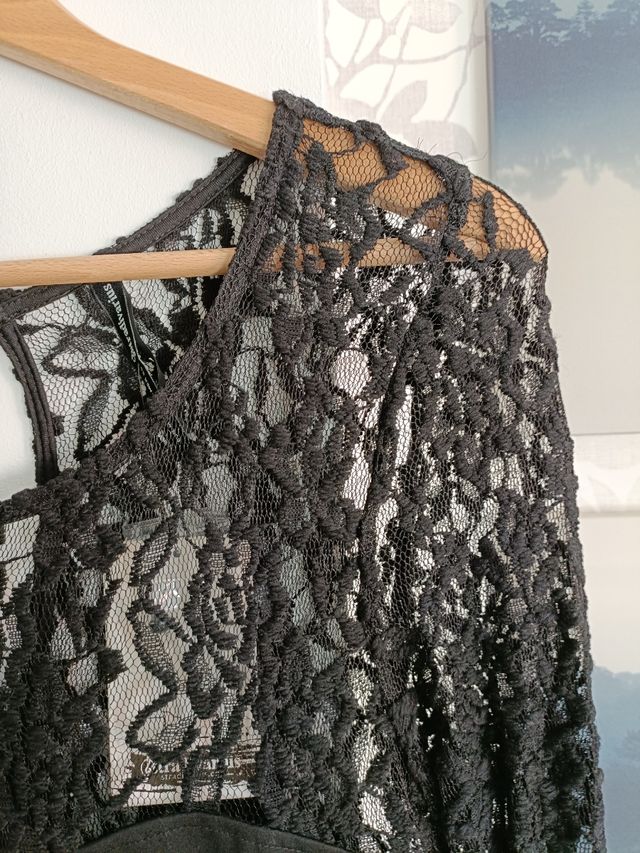 Vestido corto y ajustado con ETIQUETA