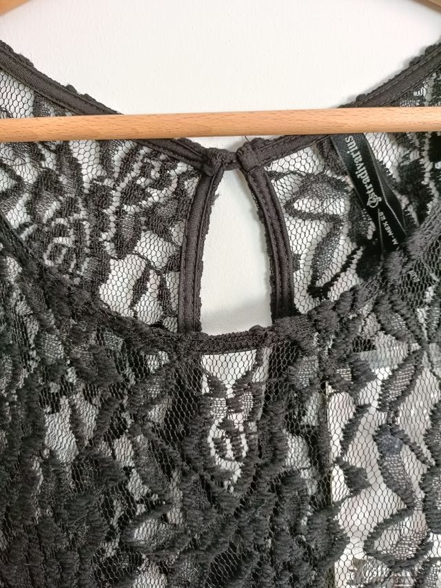 Vestido corto y ajustado con ETIQUETA