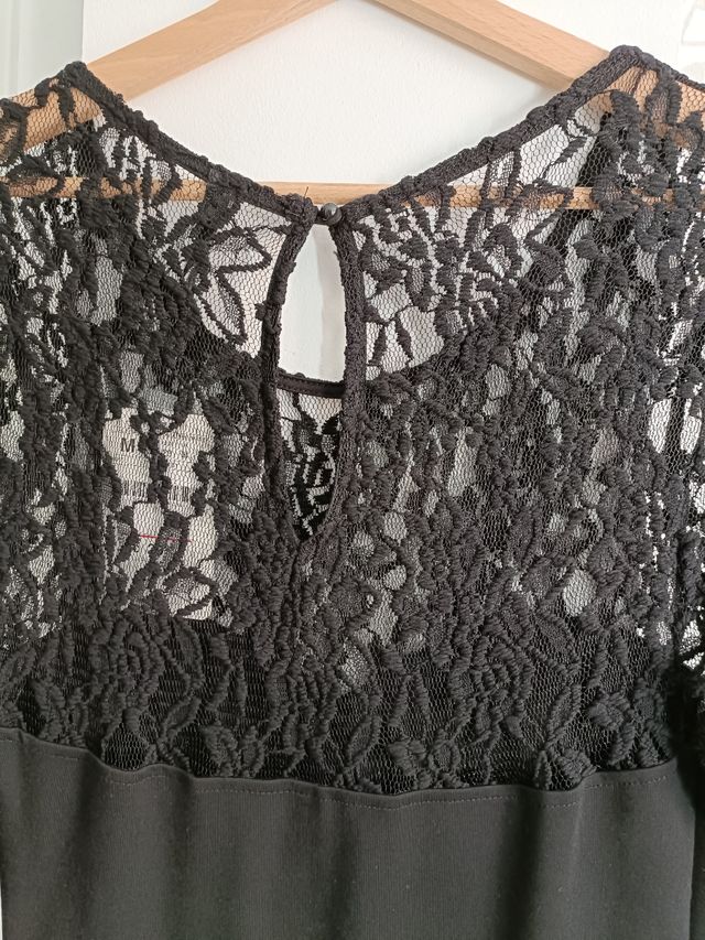 Vestido corto y ajustado con ETIQUETA