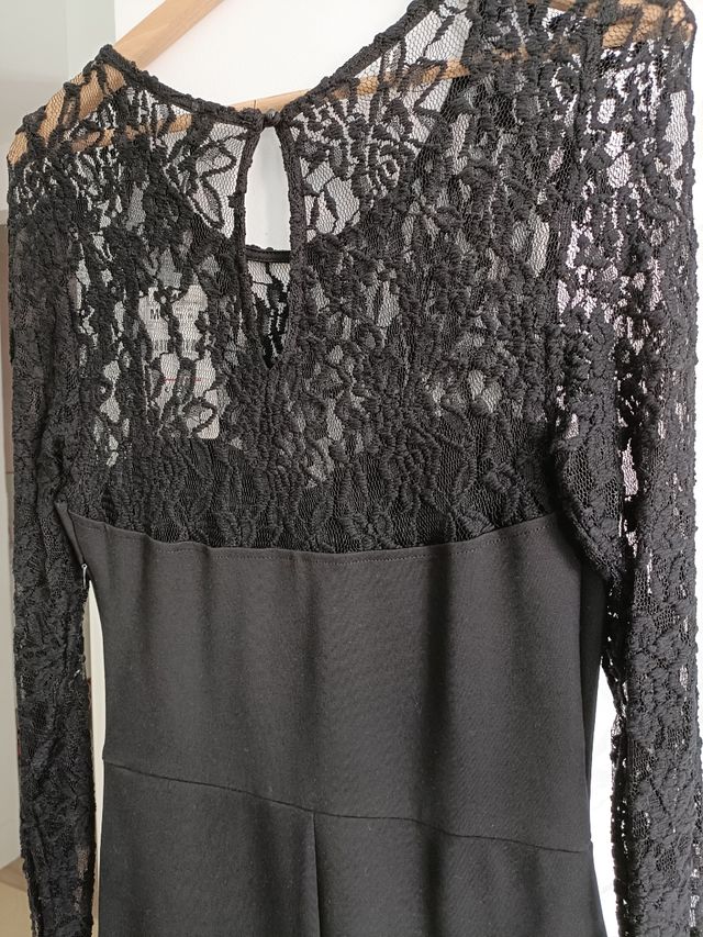 Vestido corto y ajustado con ETIQUETA