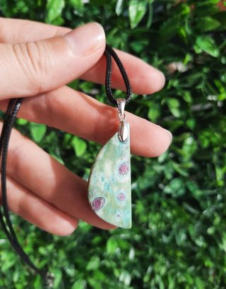 Colgante de Fuchsita y Rubí con Plata de Ley