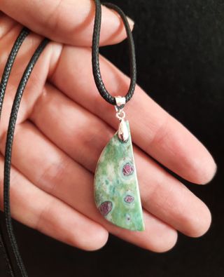 Colgante de Fuchsita y Rubí con Plata de Ley