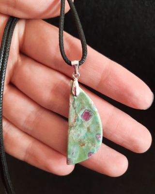 Colgante de Fuchsita y Rubí con Plata de Ley