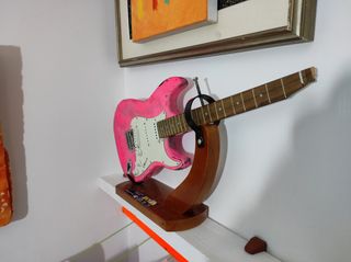 Guitarra eléctrica sobre jamonero – Escultura pop