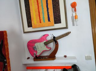 Guitarra eléctrica sobre jamonero – Escultura pop