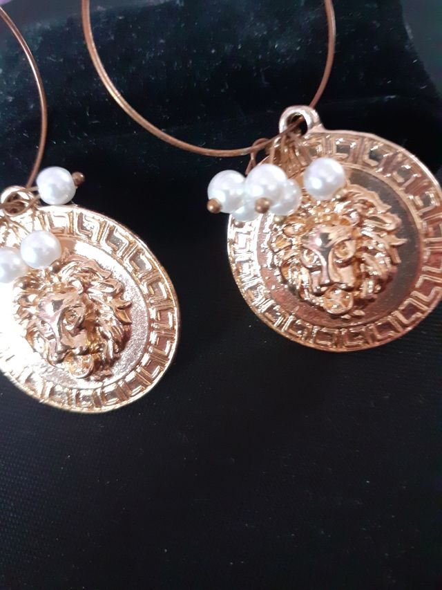 orecchini dorati con perline bianche, con leone