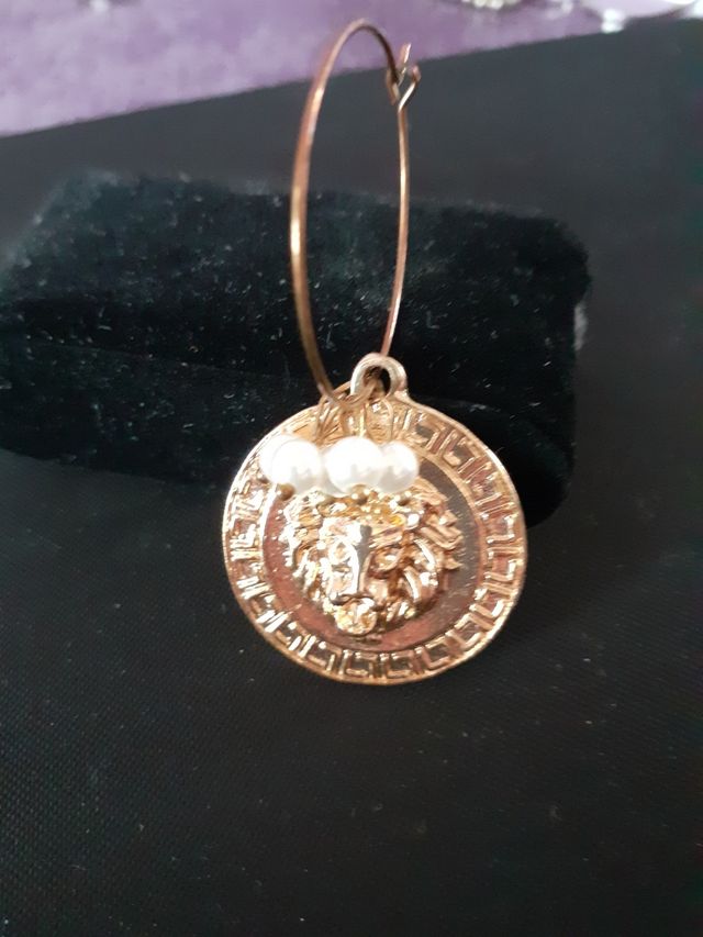 orecchini dorati con perline bianche, con leone
