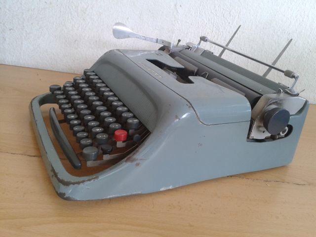 MAQUINA ESCRIBIR OLIVETTI STUDIO 44