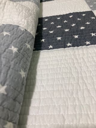 Colcha cuna y cojín a juego en gris