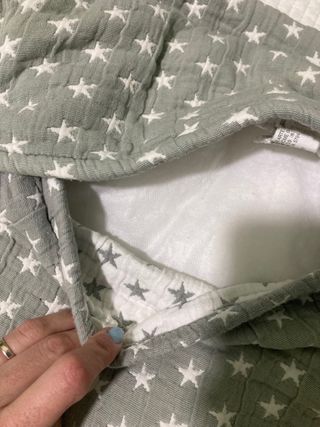 Colcha cuna y cojín a juego en gris