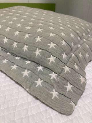 Colcha cuna y cojín a juego en gris