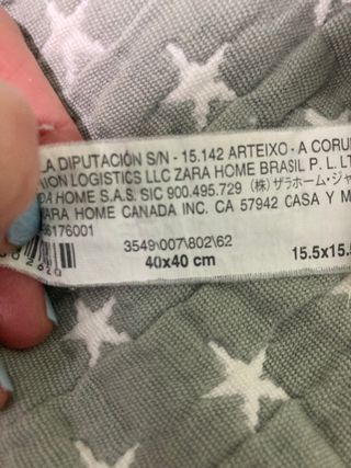 Colcha cuna y cojín a juego en gris