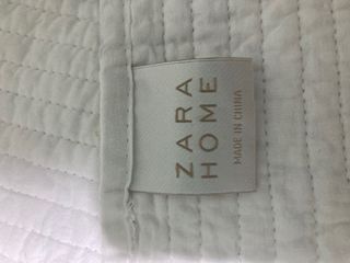 Colcha cuna y cojín a juego en gris