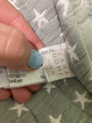 Colcha cuna y cojín a juego en gris