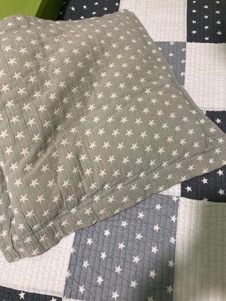 Colcha cuna y cojín a juego en gris